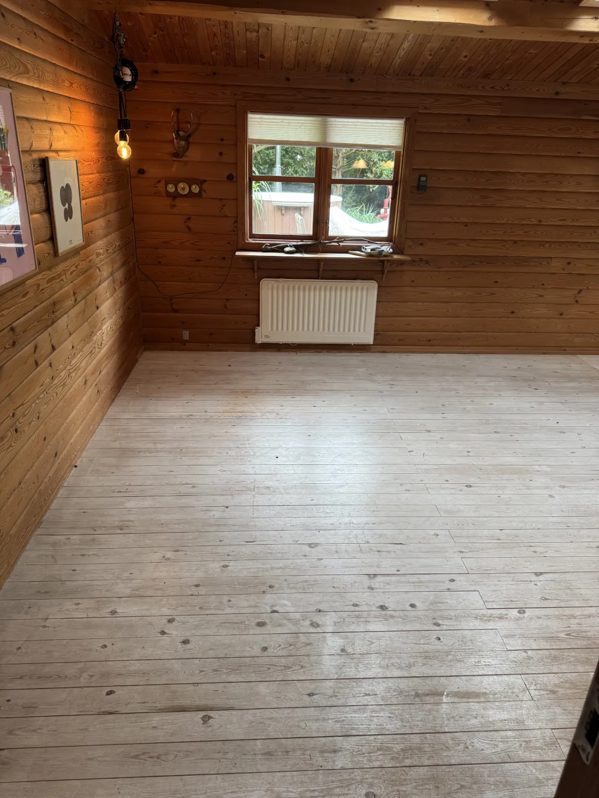 Før — Gulvafslibning i sommerhus i Høng