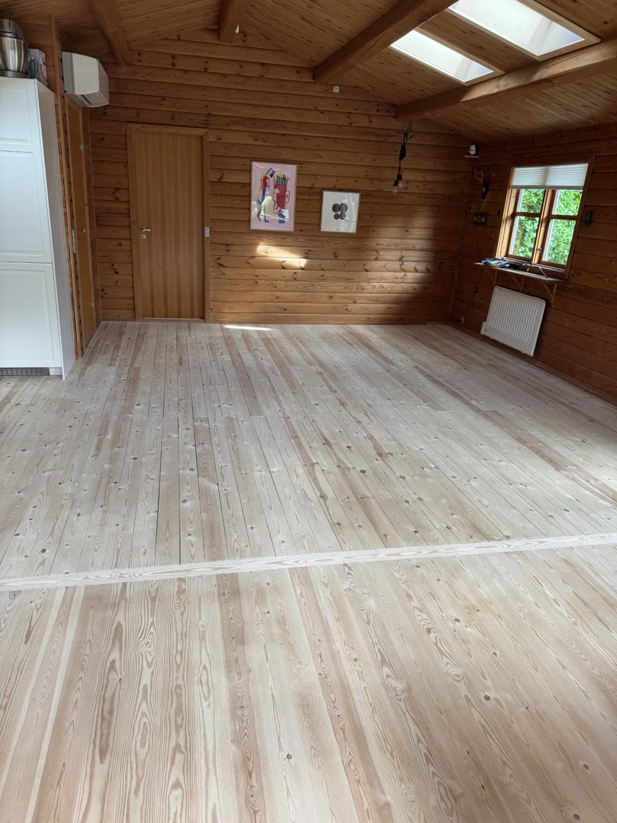 Før — Gulvafslibning i sommerhus i Høng — billede 3