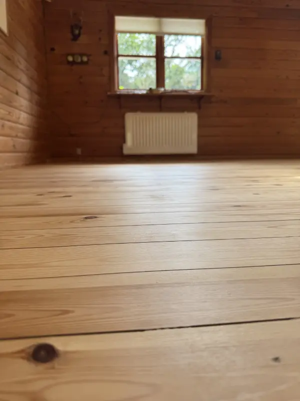 Gulvafslibning i sommerhus i Høng