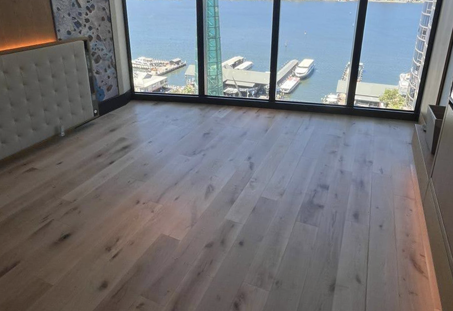 Før — Renovering af eksklusivt lamelparketgulv med udsigt til havnen