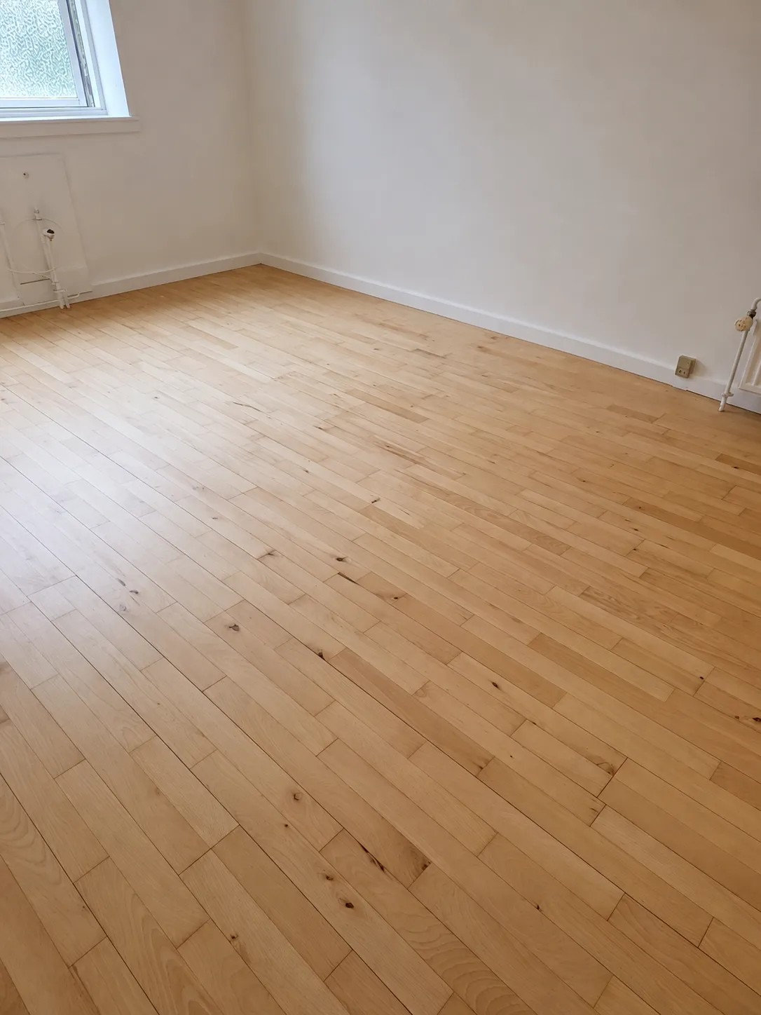 Efter — Slibning af køkkengulv med kraftig fernis - Ringsted