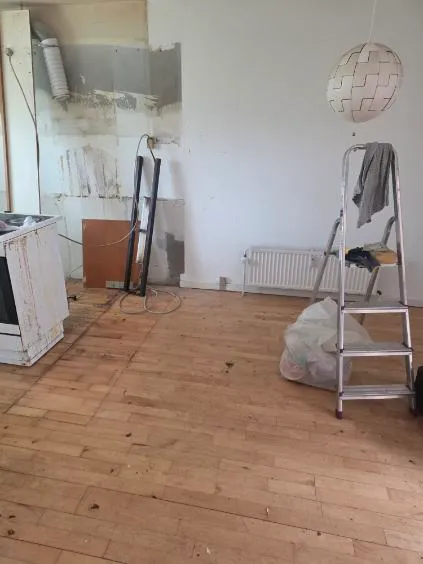 Før — Slibning af køkkengulv med kraftig fernis - Ringsted